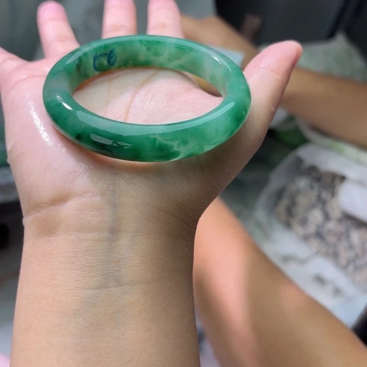 浅***凉石英质玉（非洲翠）未镶嵌手镯定制