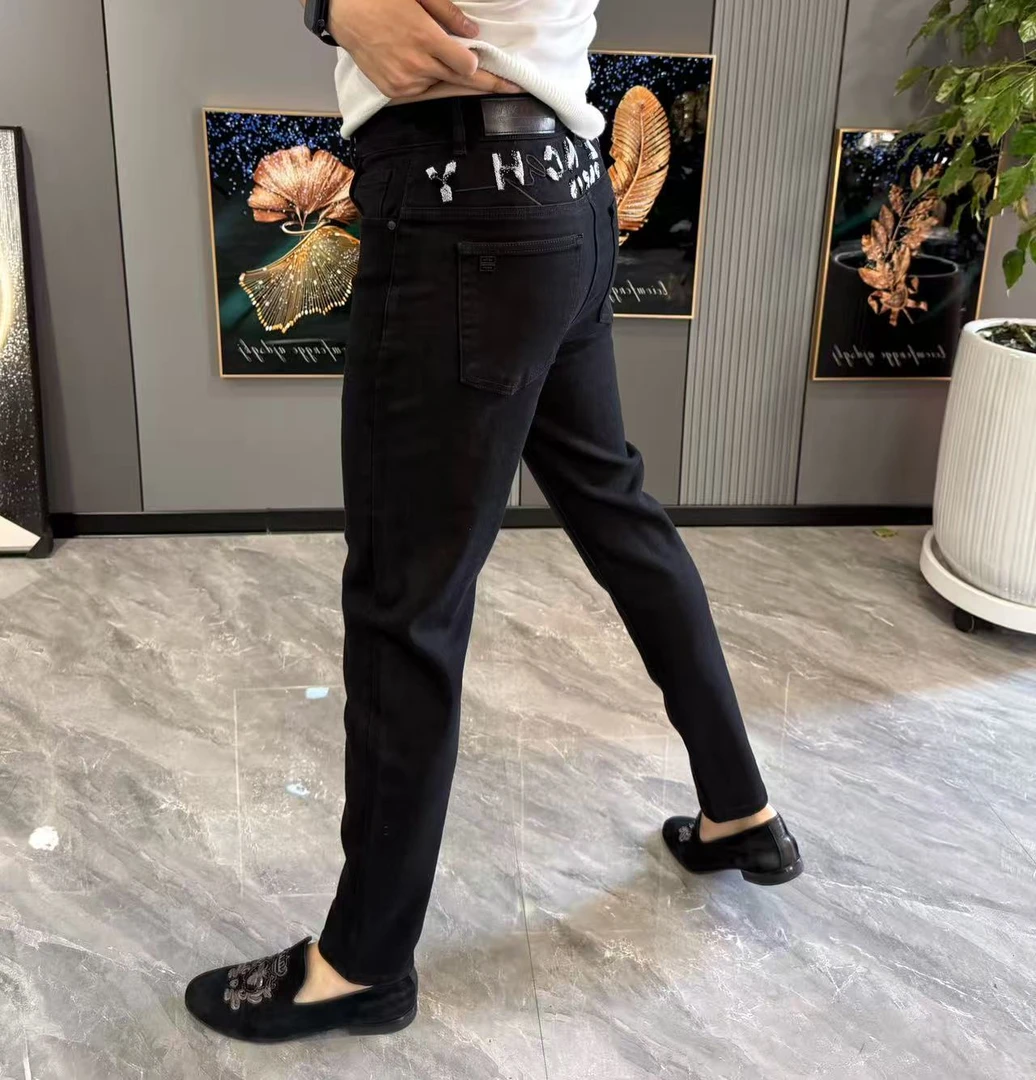 男裤秋冬新款男士牛仔裤个性字母修身刺绣小脚裤黑色显瘦百搭裤子