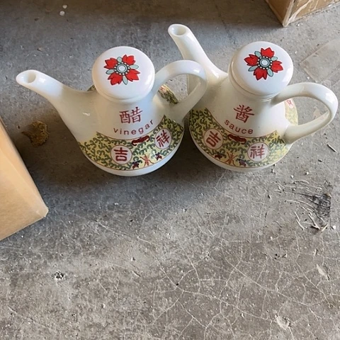 瓷其他酱醋壶其中一个