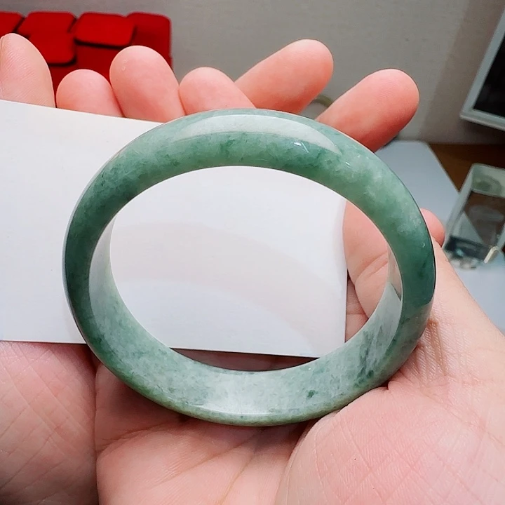 翡翠手镯未镶嵌缅料