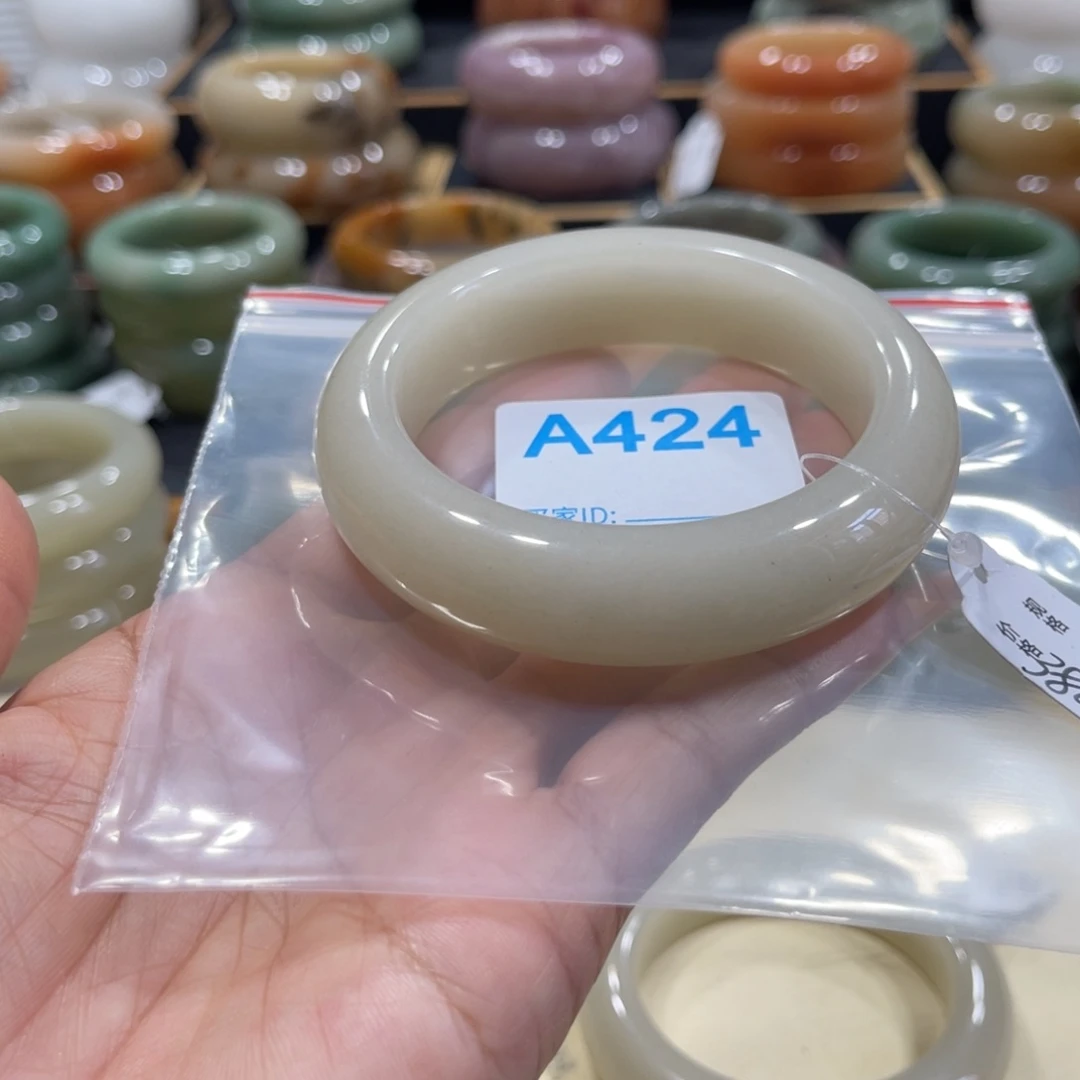 石英岩玉手镯未镶嵌淡**静