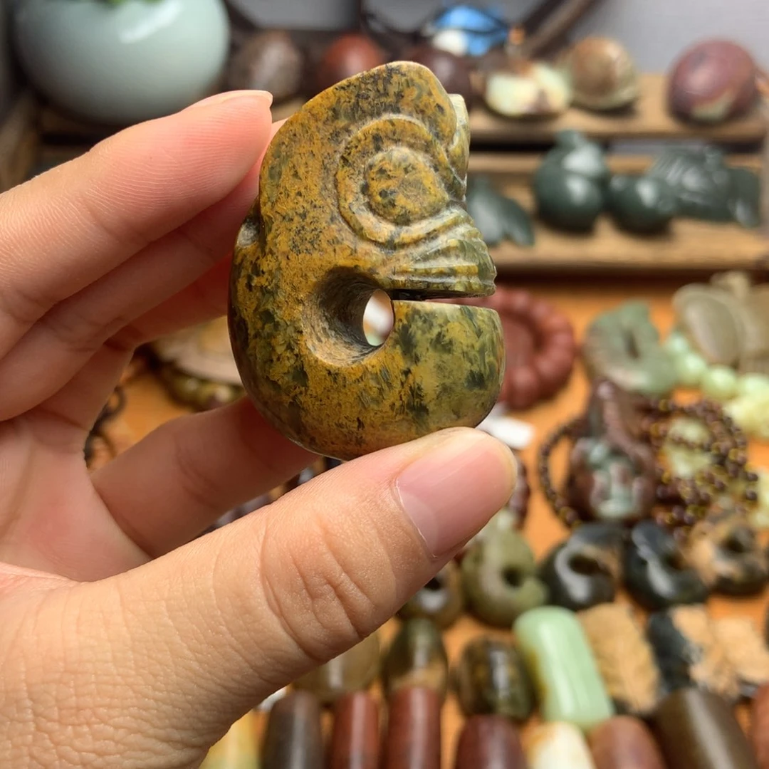 未镶嵌岫岩河磨玉（透闪石质玉）把件
