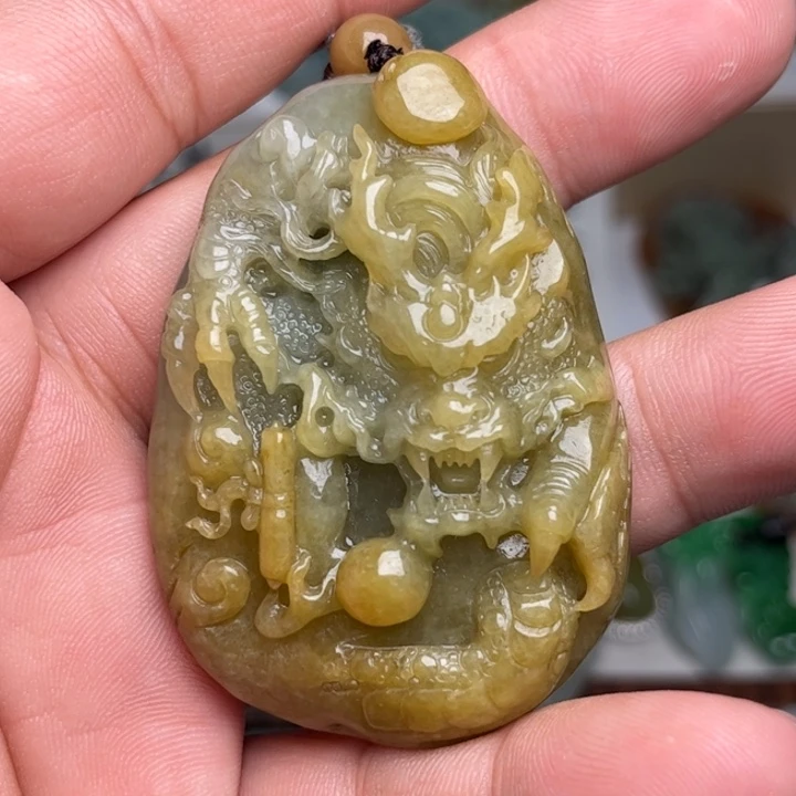 翡翠未镶嵌颈饰龙