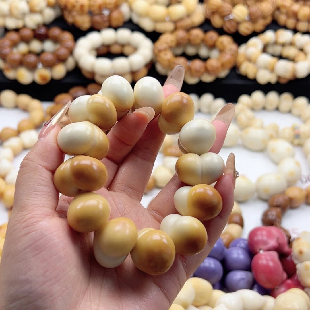 吊坠白玉菩提26卡半壁屁桃生长纹