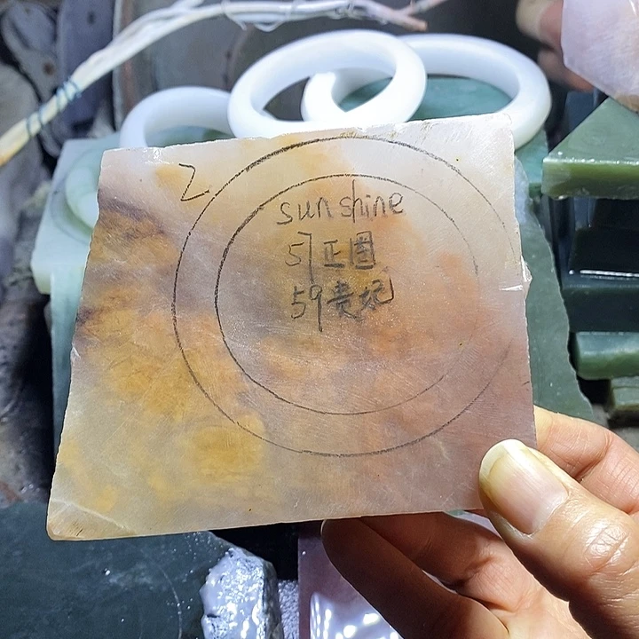 S***e石英质玉未镶嵌手镯金丝玉定制加工