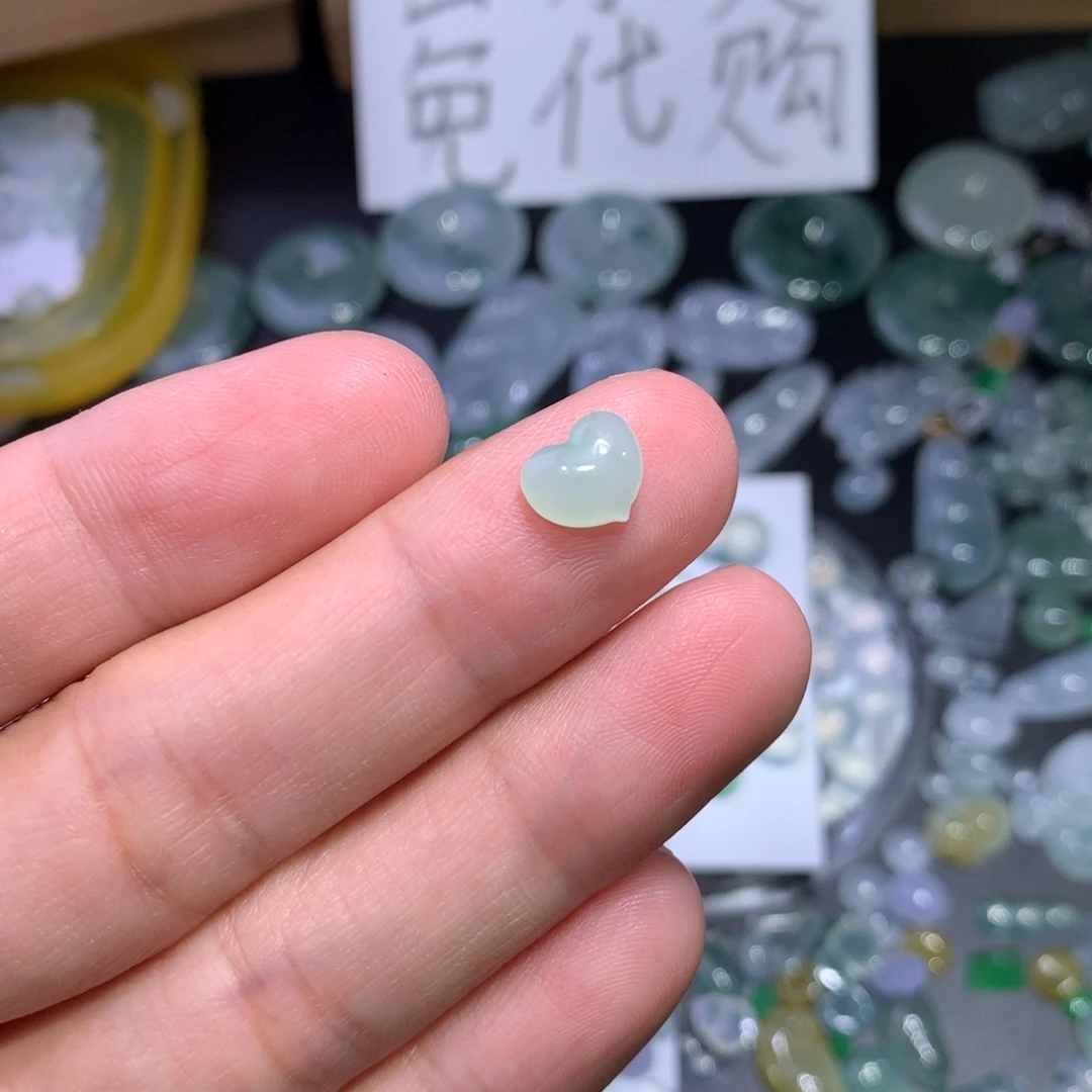 翡翠未镶嵌颈饰爱心