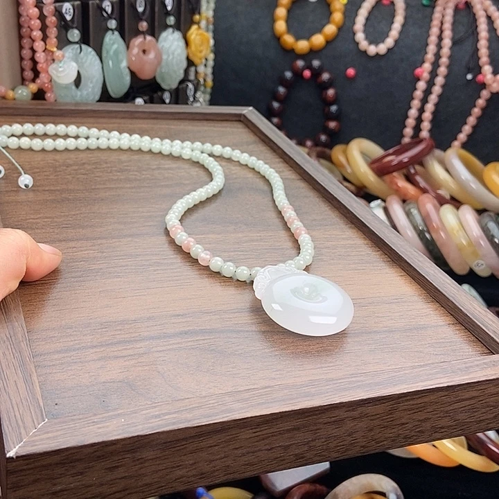 石英质玉未镶嵌颈饰