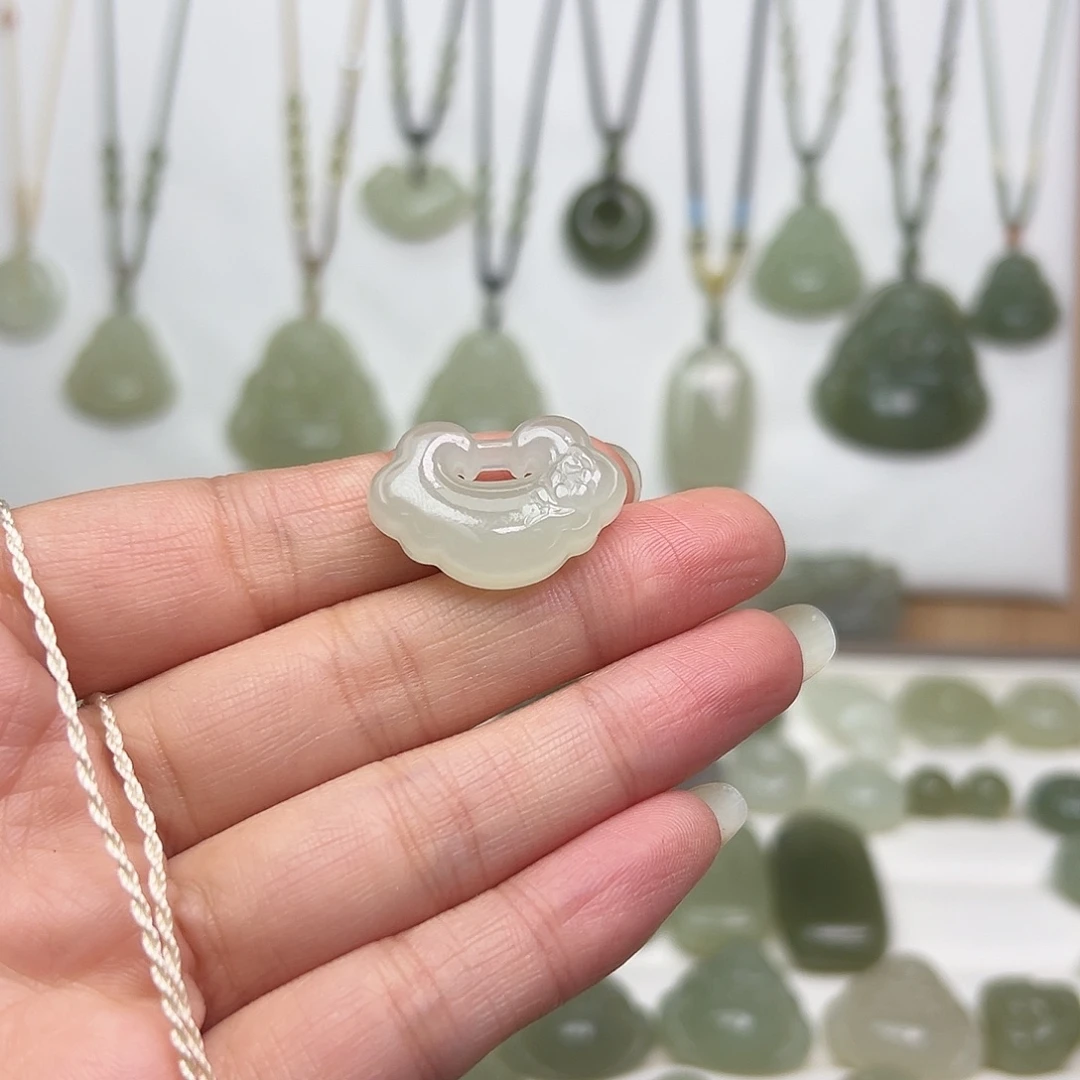 小***沙和田玉未镶嵌颈饰