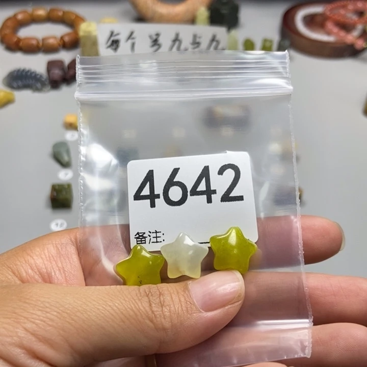 依***儿未镶嵌蛇纹石玉颈饰