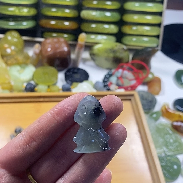 蛇纹石玉未镶嵌颈饰