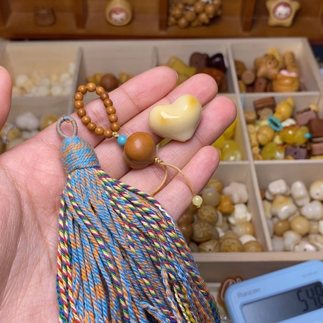 吊坠猴头核桃屁桃提溜，彩蓝流苏，爱心