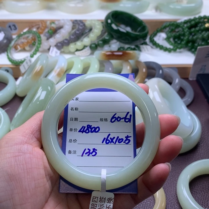 小***子和田玉未镶嵌手镯