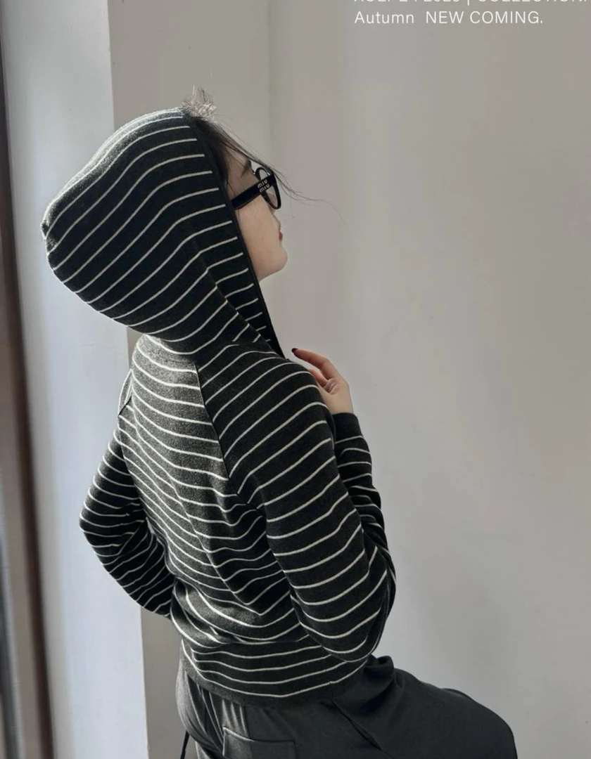 XULI'S EPOCH戴帽线条针织衫·83091·发回拉黑