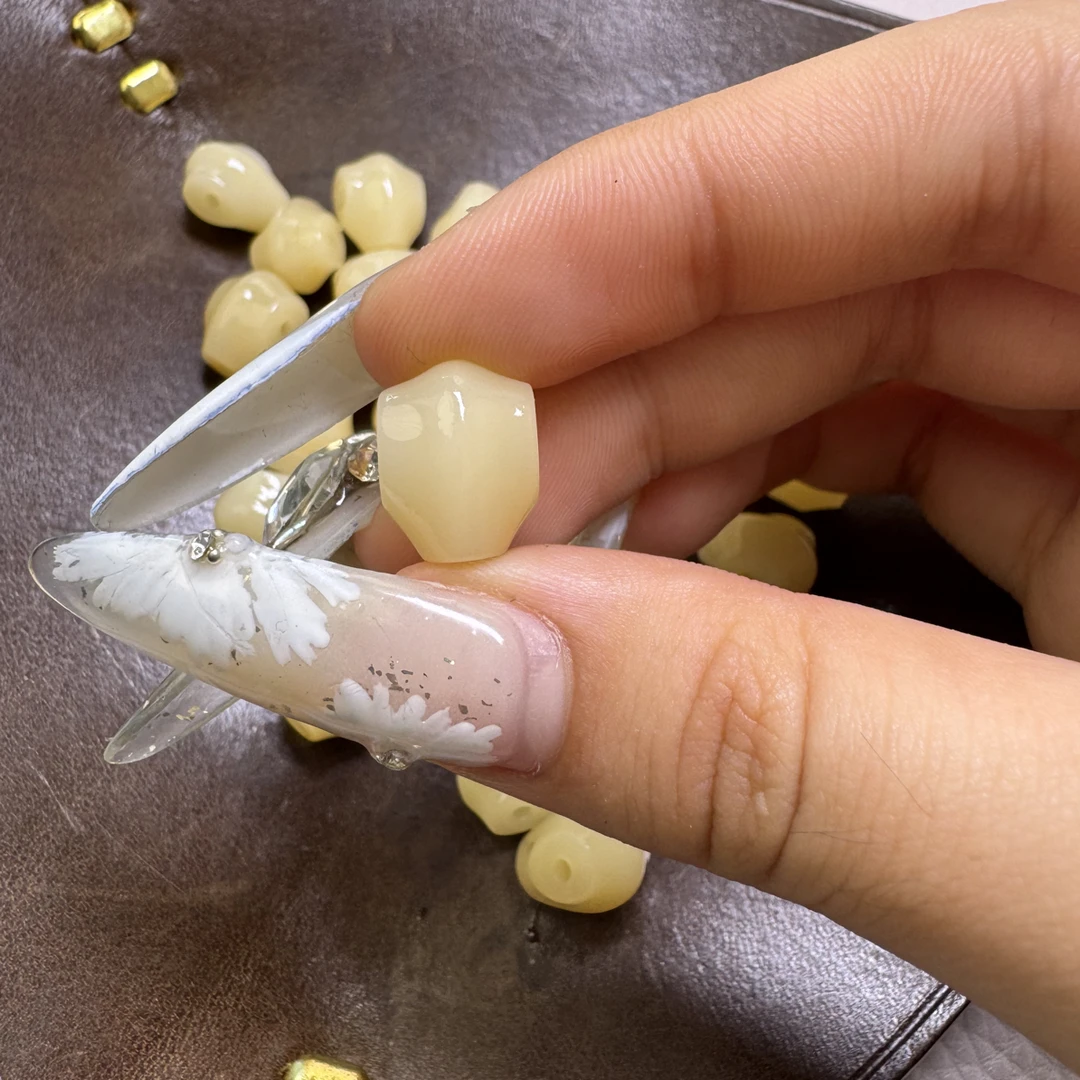 st0170驼骨雕刻玉化鲨鱼背三通1.0×1.3左右
