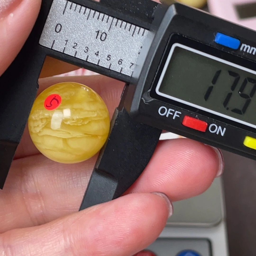 未镶嵌琥珀裸石微瑕181