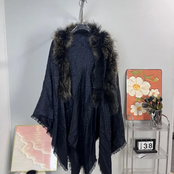 99新 FENDI/芬迪 Fendi 黑色 满印 披肩 98新 A6218