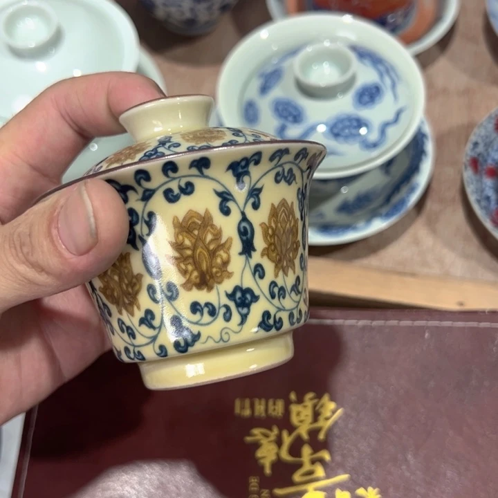 瓷片釉里金缠枝莲马蹄盖碗微瑕