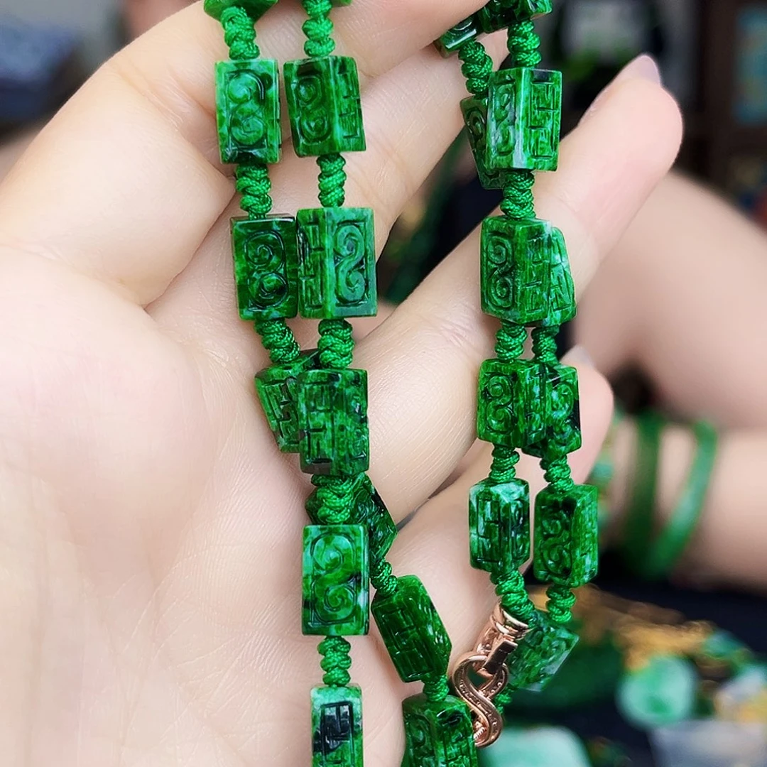 翡翠未镶嵌颈饰多样性