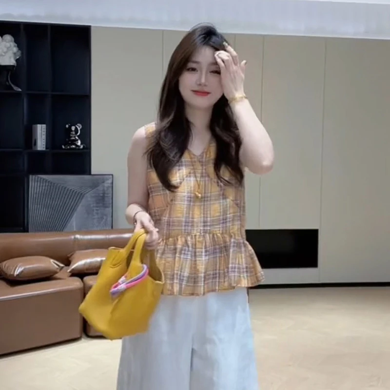 法式黄色格子无袖衬衫女2025夏季新款复古气质减龄荷叶边V领上衣