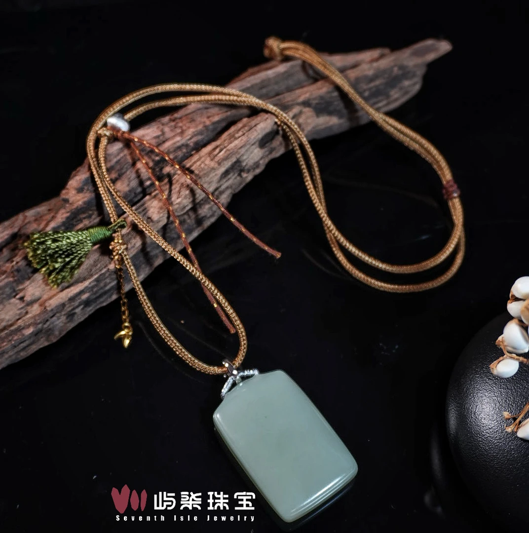 A216 和田玉银S925镶嵌 新疆且末蓝无事牌颈饰小黑点46x30x11防跑