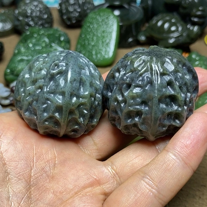 坚***己和田玉未镶嵌颈饰