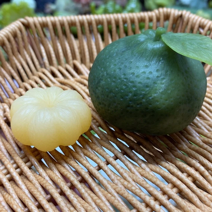 蛇纹石玉手把件未镶嵌八**月