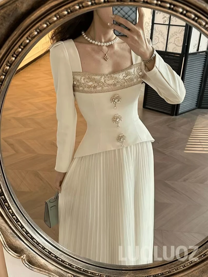 温柔大女主白色方领钻扣收腰连衣裙女秋季气质女神范百褶拼接长裙