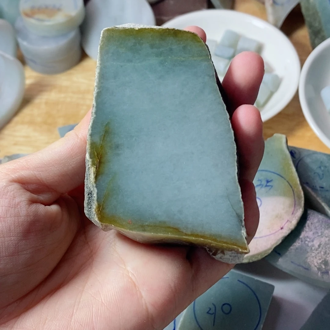 躲***到翡翠未镶嵌颈饰不包工