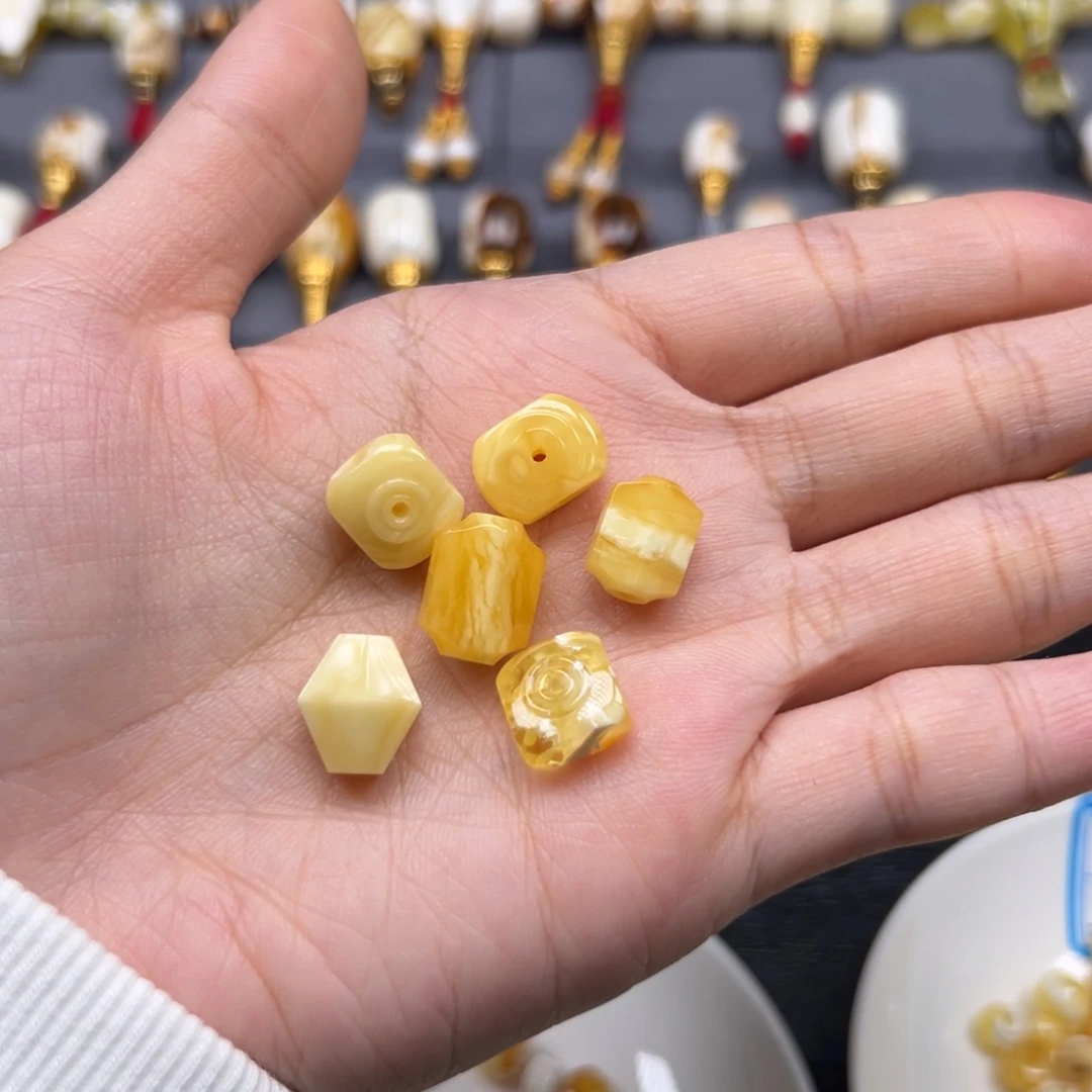 琥珀未镶嵌裸石88/件