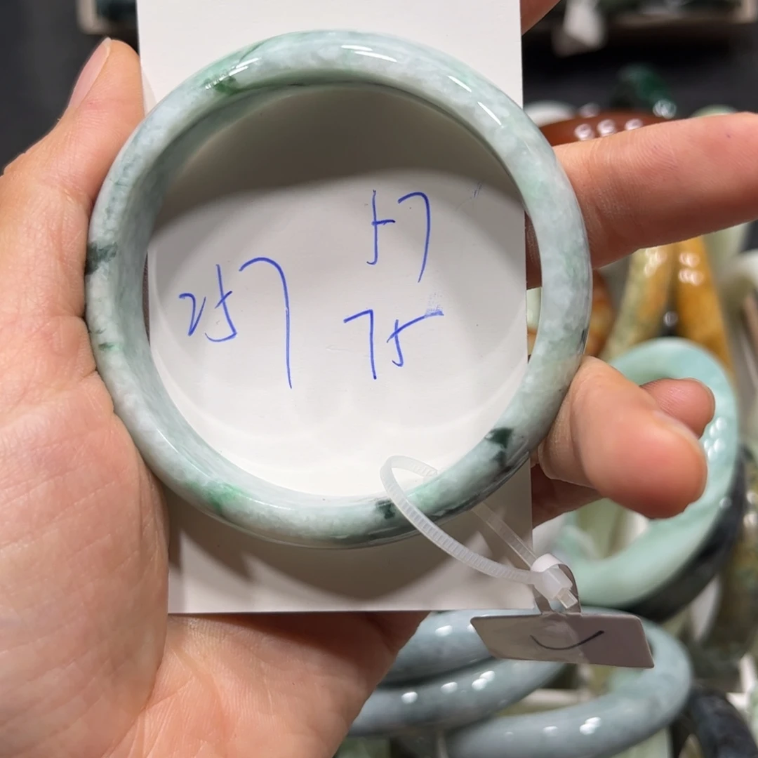 睡***.未镶嵌手镯翡翠瑕疵