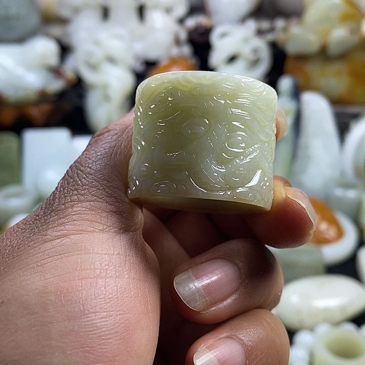 和田玉未镶嵌把件