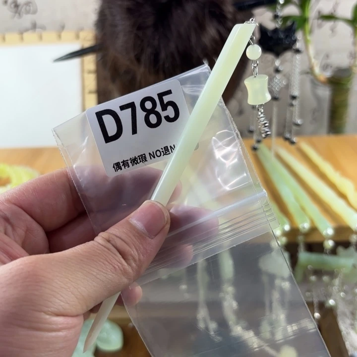 蛇纹石玉发饰合金王**贝