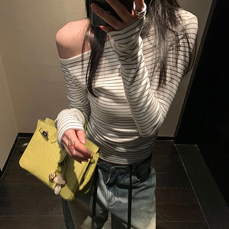 纯欲条纹斜肩长袖T恤女冬季辣妹露肩打底衫百搭修身显瘦针织上衣