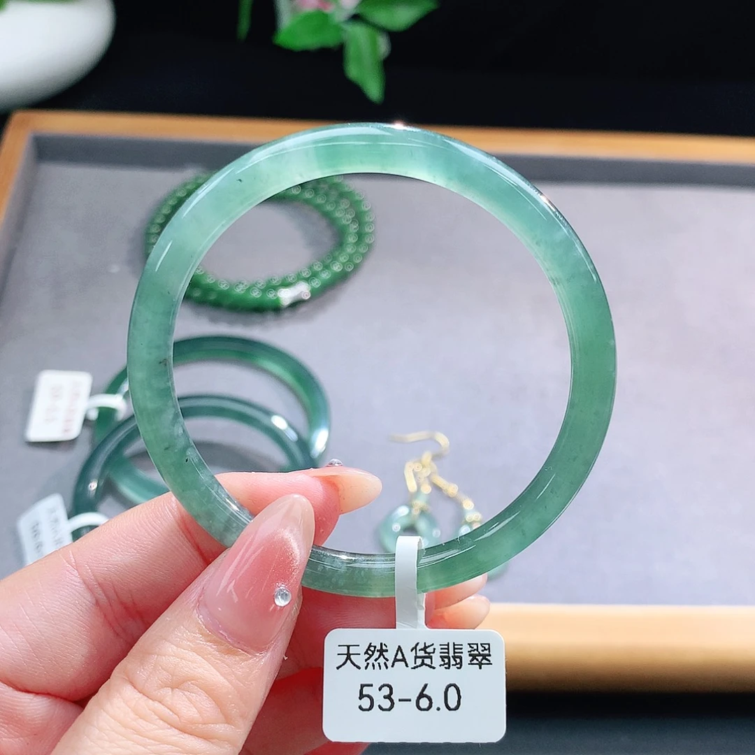 未镶嵌手镯（圆镯）翡翠