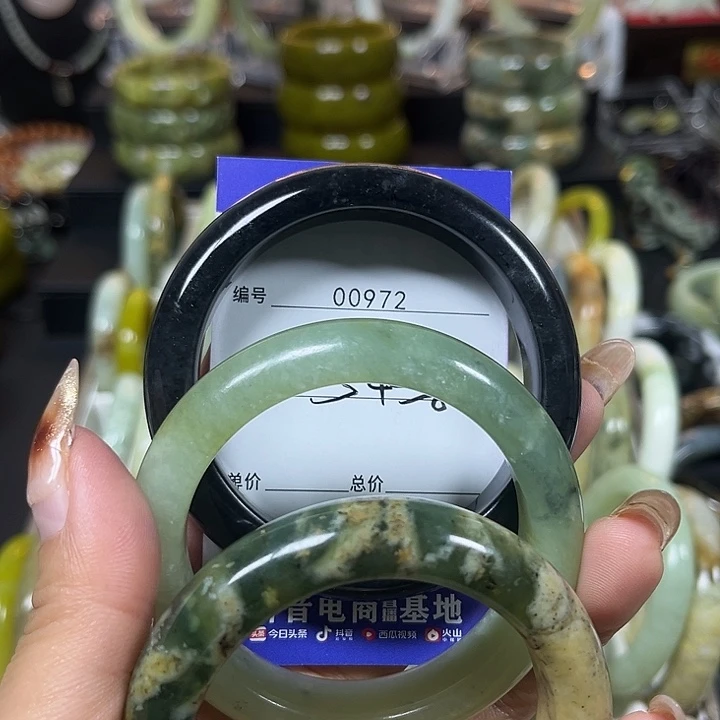 小***灿蛇纹石玉未镶嵌手镯