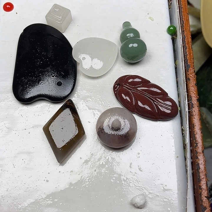 未镶嵌透闪石质玉珠宝奇石