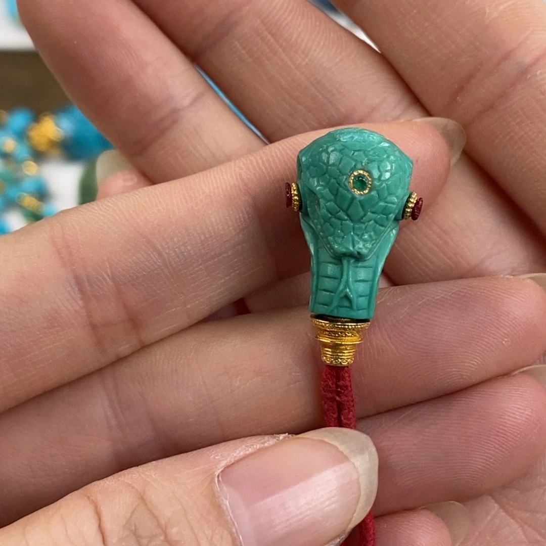 未镶嵌绿松石。蛇三通