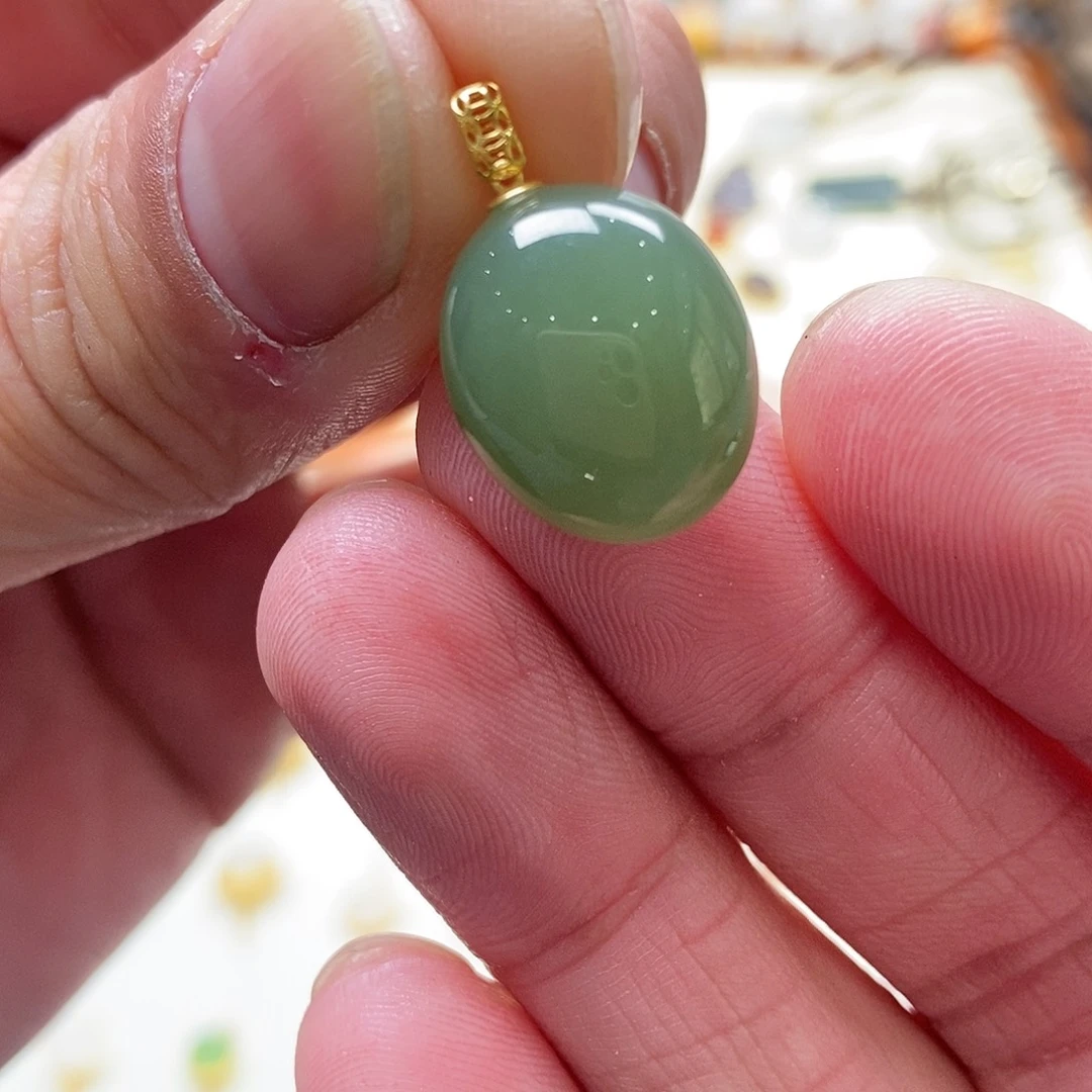 和田玉吊坠(不含链)18K金镶嵌果***咪