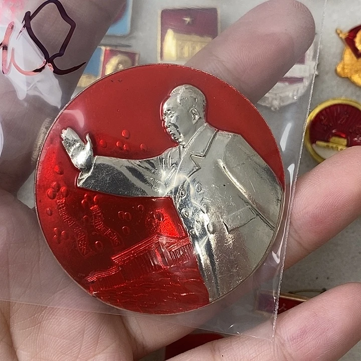 爷爷挥手红色像章
