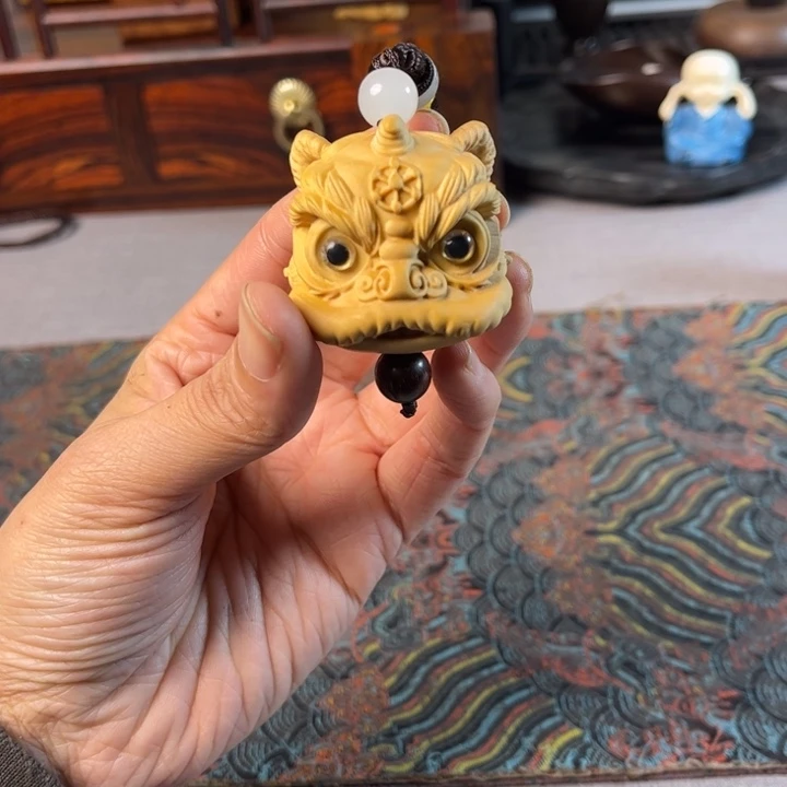 贡木小叶黄杨醒狮手把件