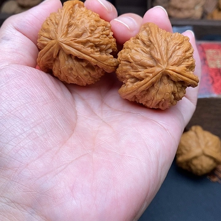 4***3把件文玩核桃白奔