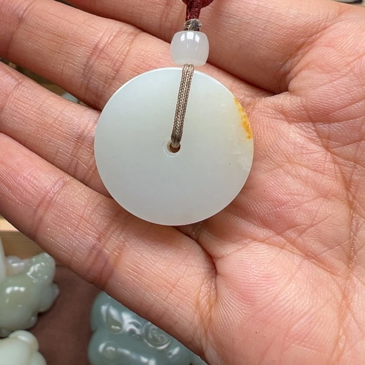 和田玉未镶嵌颈饰平安扣