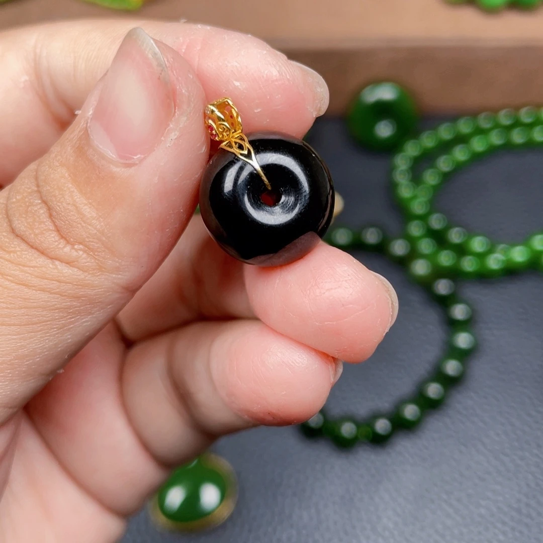 颈饰18K金镶嵌和田玉