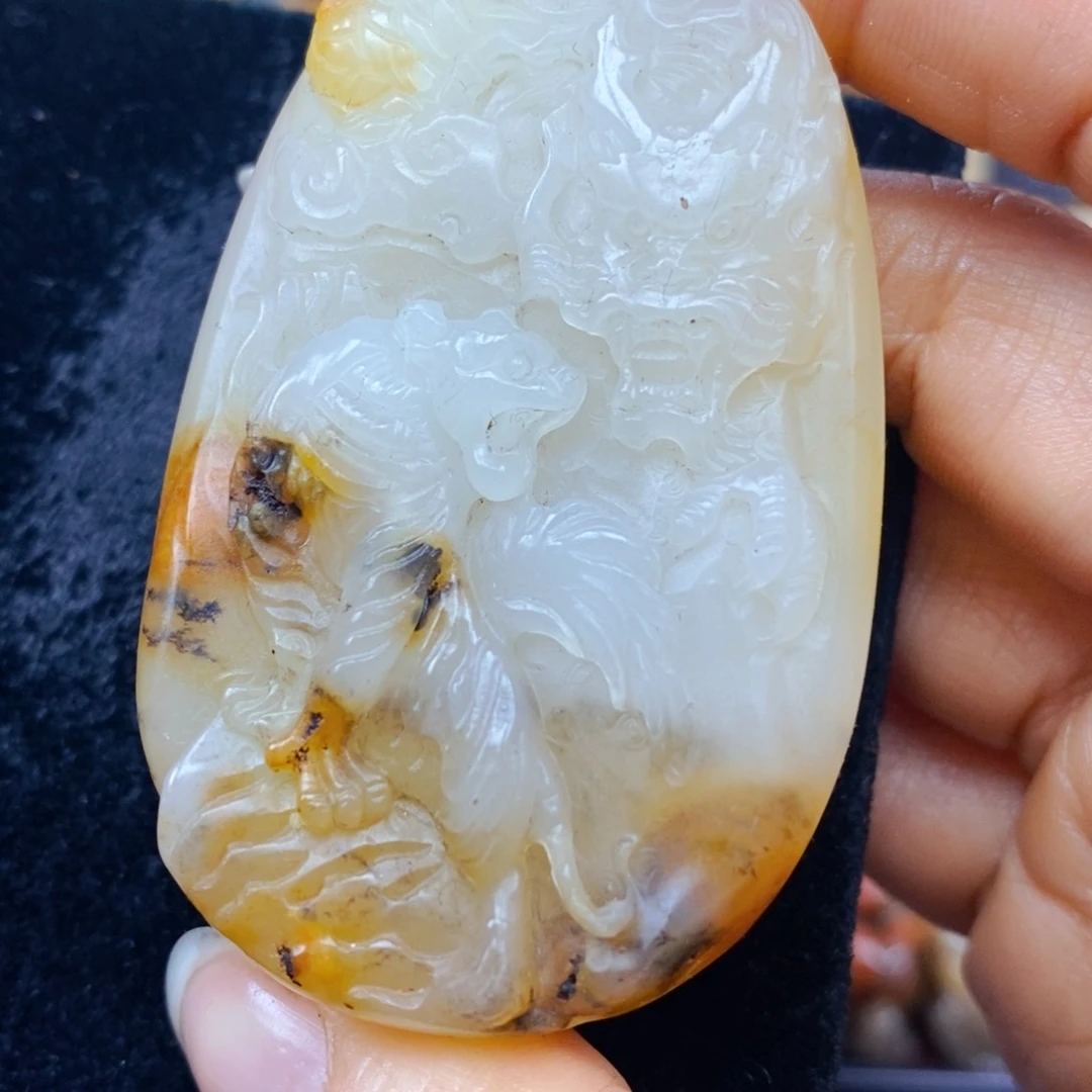 未镶嵌石英质玉（黄龙玉）颈饰