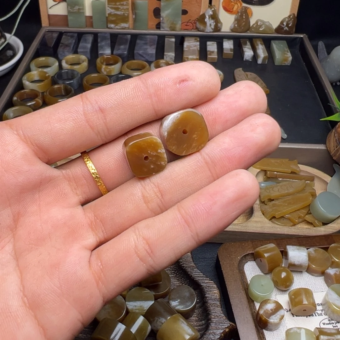 B***i和田玉（糖玉）未镶嵌珠宝奇石方糖