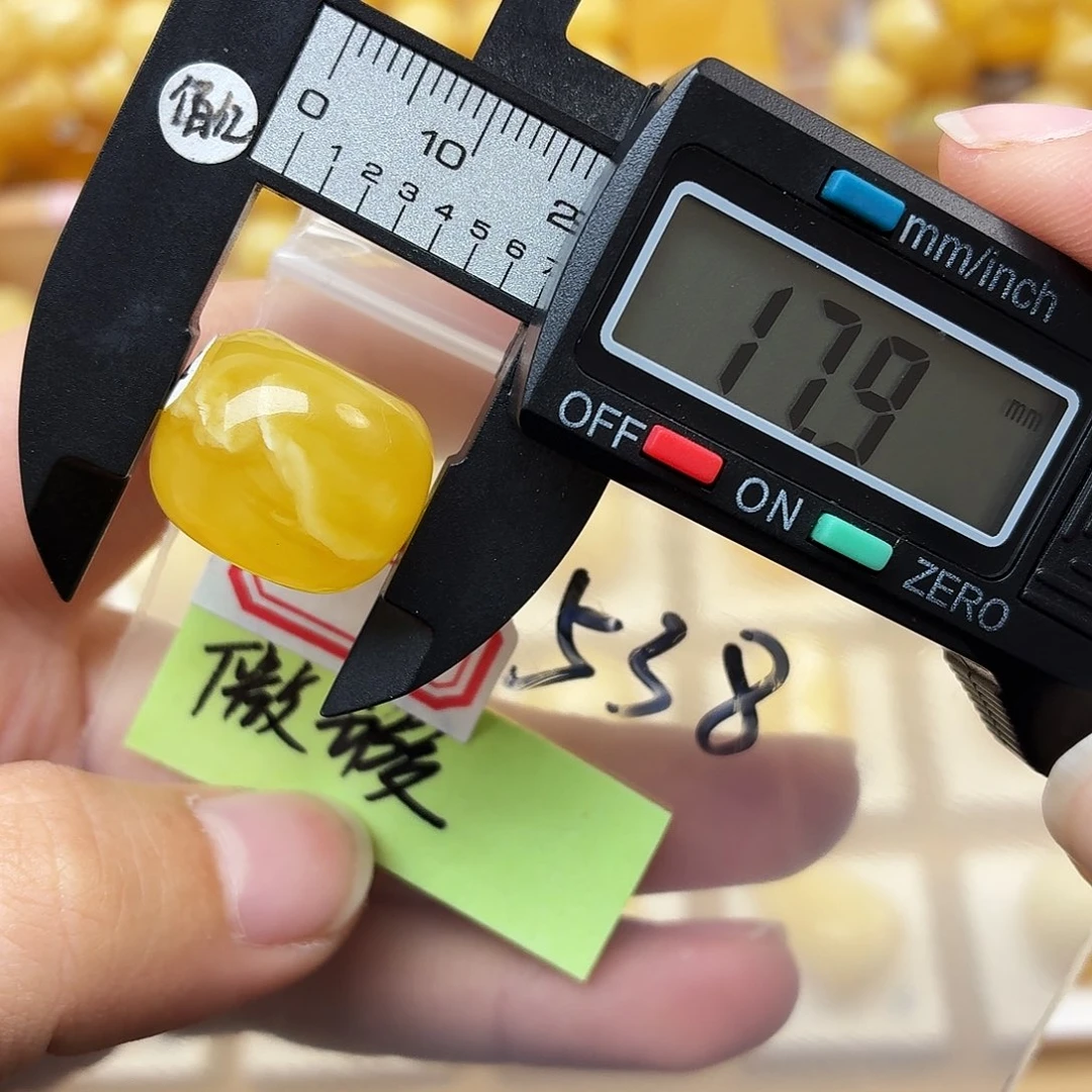 东***咚蜜蜡未镶嵌裸石蜜蜡