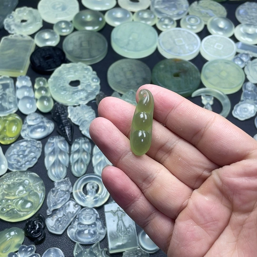 岫玉未镶嵌颈饰豆子