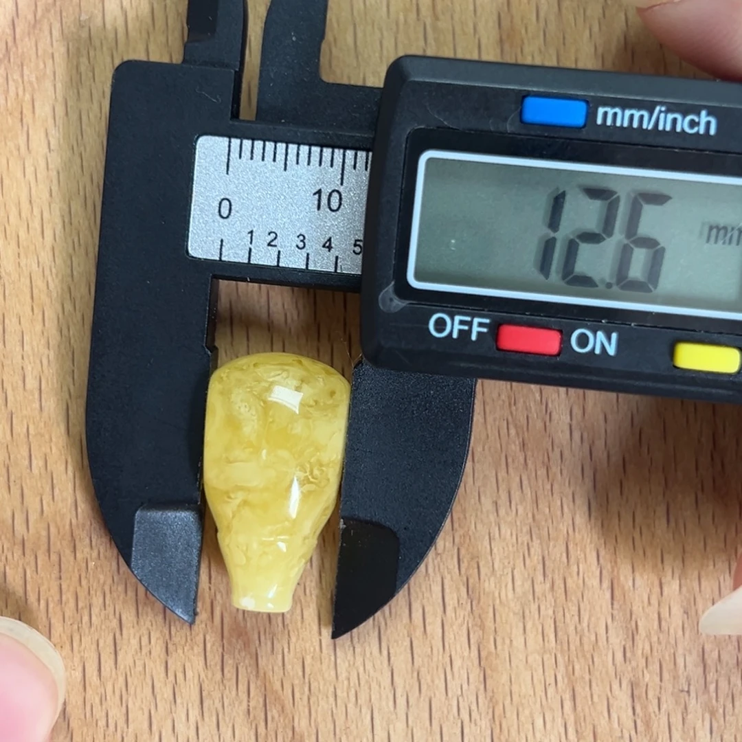裸石琥珀未镶嵌三通