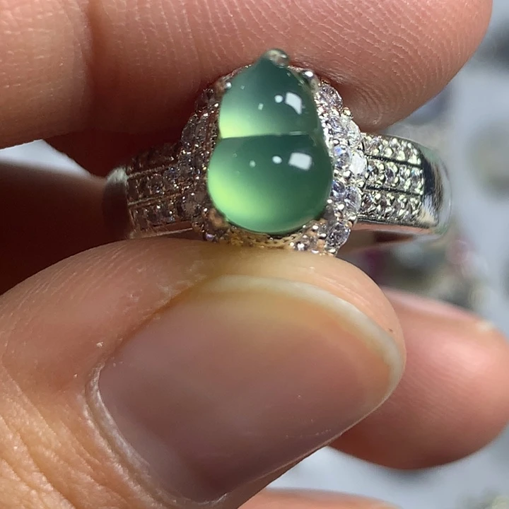 翡翠未镶嵌戒指铜托，卖裸石，需要二次镶嵌