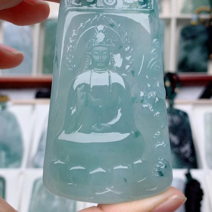 大***海翡翠未镶嵌颈饰素衣